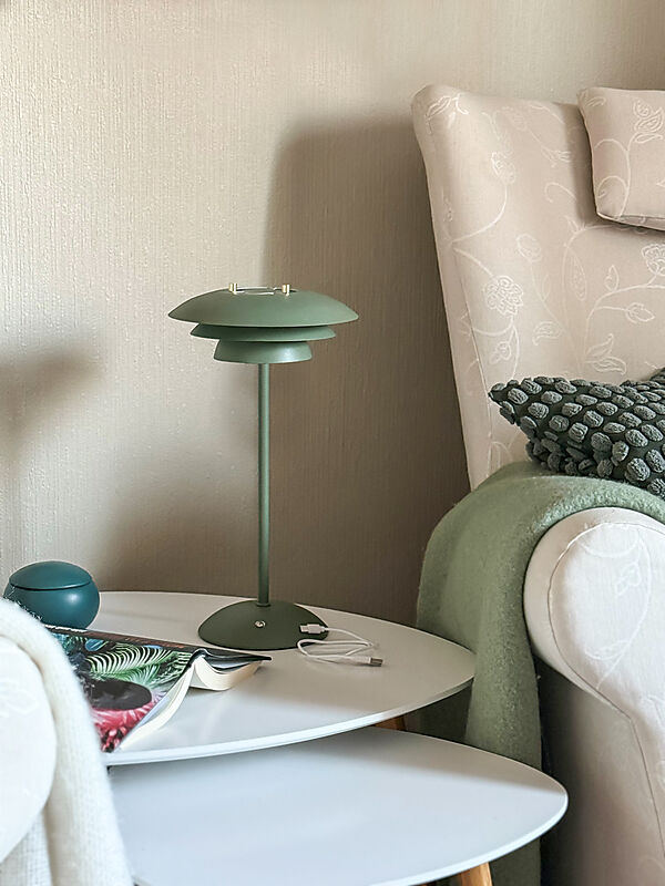 Epsilon 37cm Grønn bærbar Fra Aneta Lighting - Epsilon er en elegant, b&aelig;rbar bordlampe for innend&oslash;rs bruk med tidl&oslash;st design og en ber&oslash;ringsdimmer diskret plassert p&aring; basen.