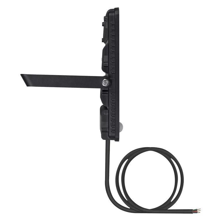 Floodlight Essential Sensor 20W Svart utendørslampe Fra Ledvance - Med en innebygd bevegelses- og dagslyssensor sl&aring;r lyset seg p&aring; automatisk n&aring;r det er bevegelse og tilpasser seg lysforholdene, og maksimerer energisparingen.