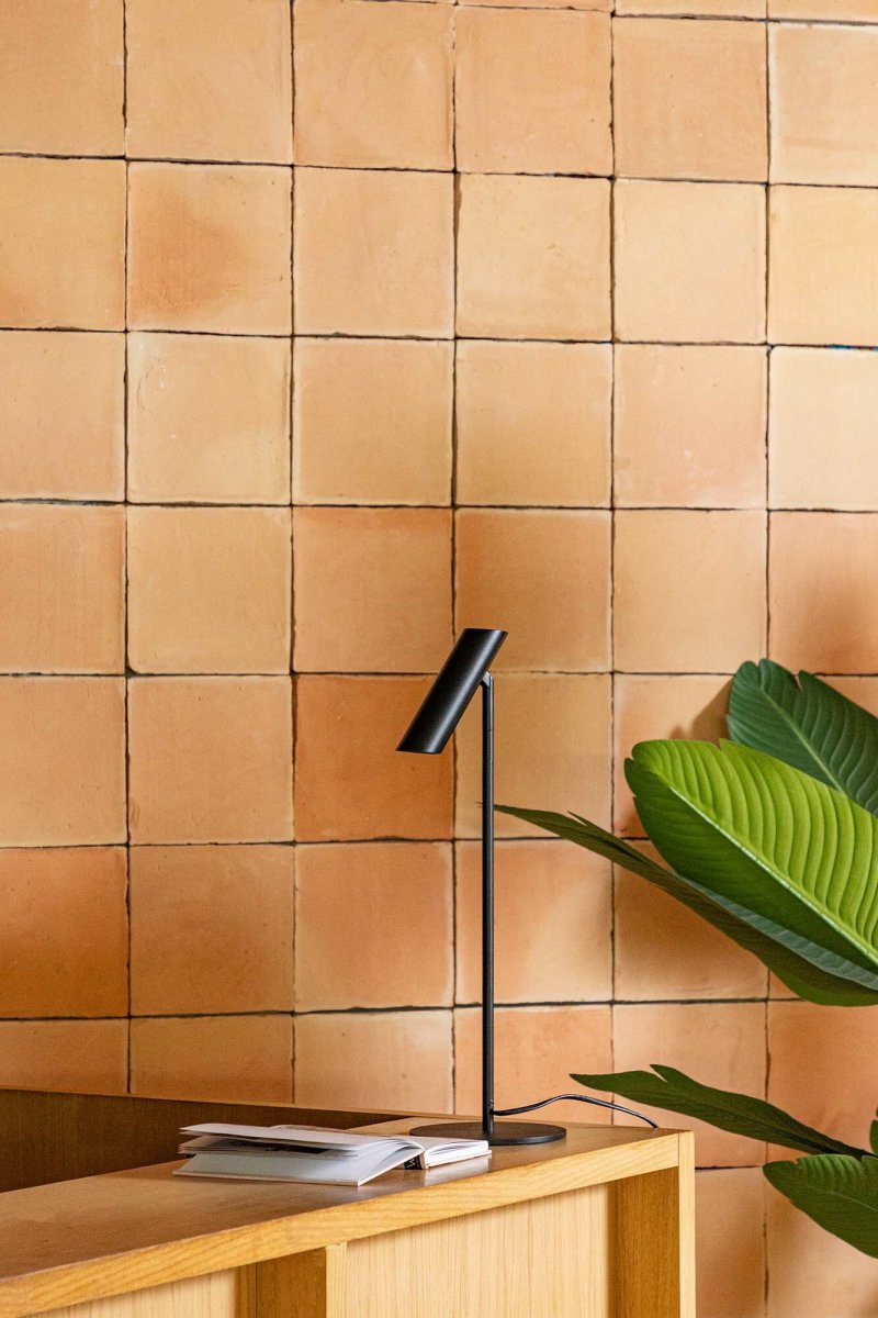 Leo 48cm Svart skrivebordslampe Fra Faro Barcelona - Leo er en svart bordlampe med integrert LED som kombinerer allsidighet med moderne design.