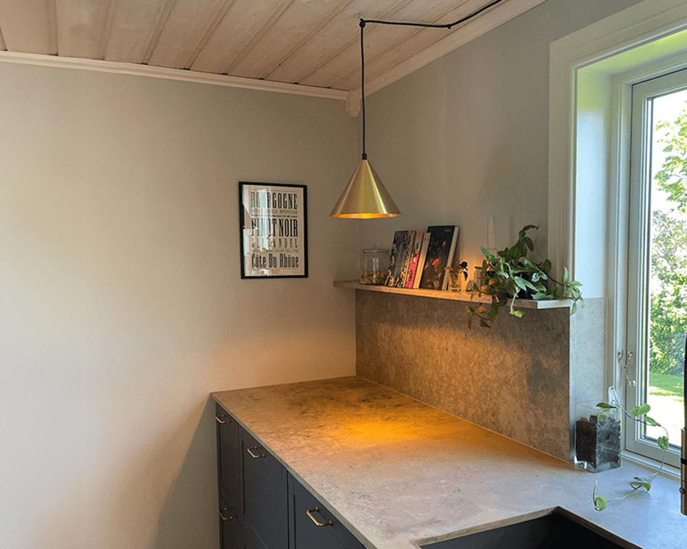 Tratt Ø25 Messing Taklampe Fra Westal - Tratt pendel er en stilig pendel i messing med en klarlakkert overflate og svart stoffkabel.