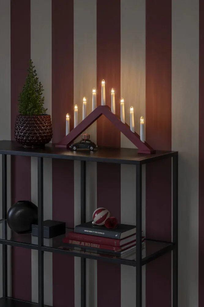 Candelabra 9 Lights Matt mørk rød Fra Konstsmide - Gi hjemmet ditt en tidl&oslash;s og stilig julestemning med denne elegante adventslysestaken i tre.