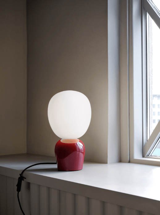 Buddy 34cm Burgunder bordlampe Fra Belid - Med sin jevne gl&oslash;d og sofistikerte design blir Buddy en naturlig del av hjemmet, en f&oslash;lgesvenn som sprer lys og karakter i generasjoner fremover.
