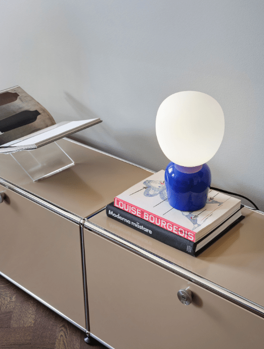 Buddy 34cm Blå bordlampe Fra Belid - Med sin jevne gl&oslash;d og sofistikerte design blir Buddy en naturlig del av hjemmet, en f&oslash;lgesvenn som sprer lys og karakter i generasjoner fremover.