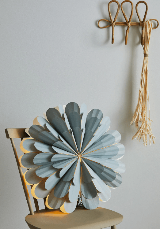 Marigold Ø60 Grå Fra Markslöjd - Marigold Stars Gr&aring; 60 cm er en stilig og moderne hengende julestjerne fra den popul&aelig;re Marigold-serien.