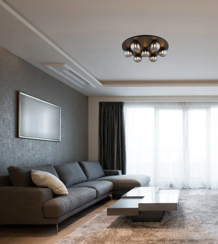 Riha Ø60 Røykfarget plafond Fra Globo Lighting - Den mattsvarta metallen i kombination med 7st r&ouml;kf&auml;rgade glas ger ett sofistikerat uttryck och passar perfekt in i olika inredningsstilar.