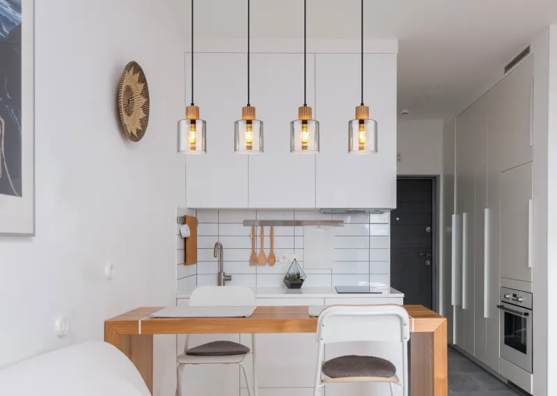 Aleidis 78cm Røykfarget Taklampe Fra Globo Lighting - Fyra dekorativa glaskupor med tr&auml;detaljer h&auml;nger fr&aring;n en mattsvart metallstomme, vilket skapar en harmonisk balans mellan modern och rustik estetik.