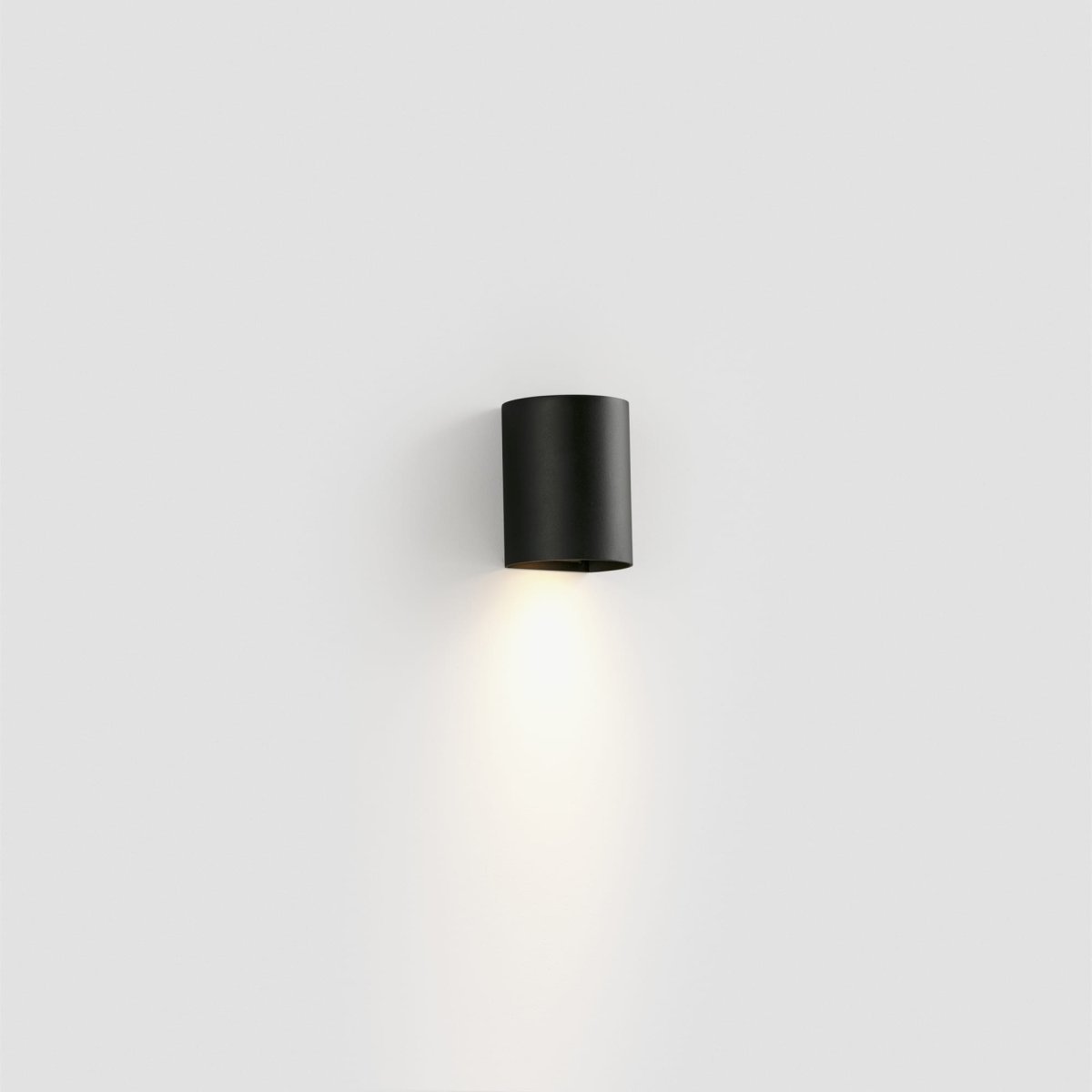 Sole 10cm Svart vegglampe Fra Faro Barcelona - Den er tilgjengelig i to st&oslash;rrelser og kan gi lys i &eacute;n eller to retninger, noe som gj&oslash;r den ideell for ganger, trapper og mindre rom.