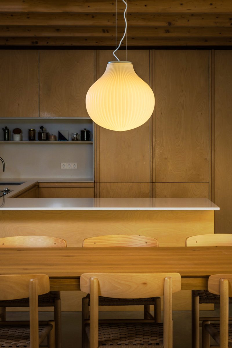 Isabelle Ø40 Hvit Taklampe Fra Faro Barcelona - Det opalhvite glasset sprer et varmt og behagelig lys, mens overflaten leker med skygger og skaper et livlig uttrykk.