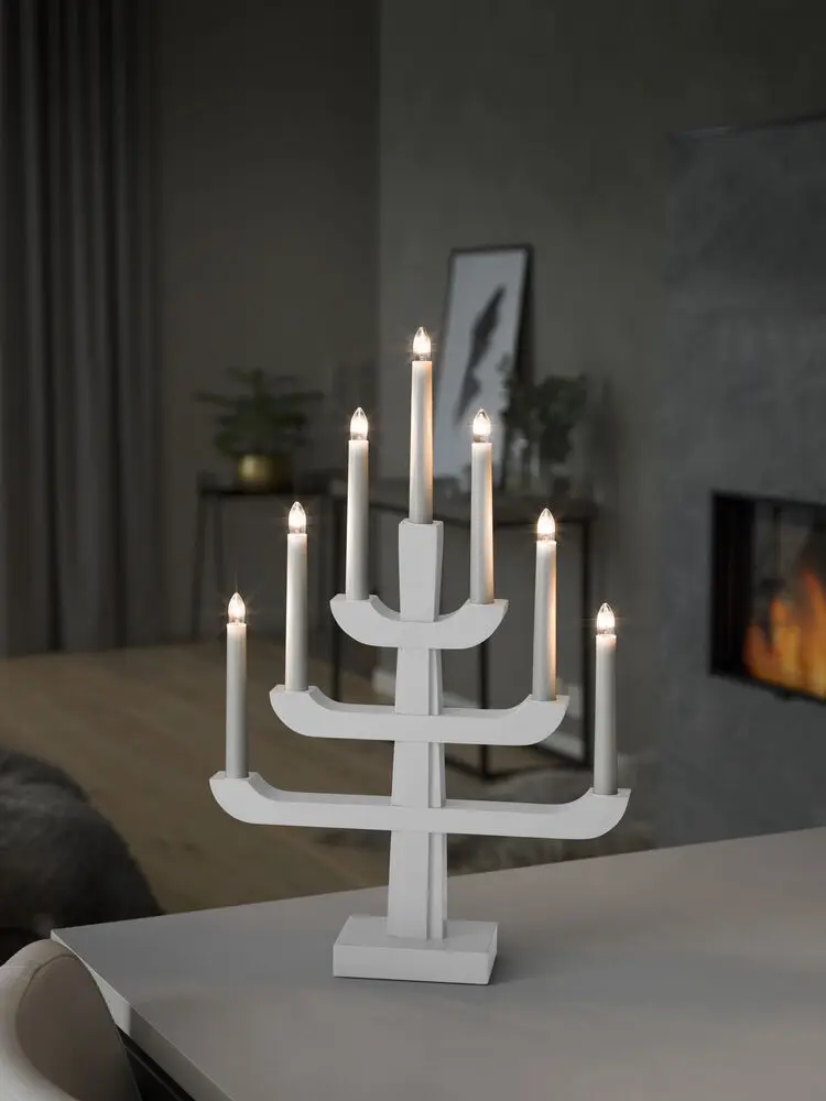 Candelabra 7 Lights Hvit Fra Konstsmide - Med sine tre stilige niv&aring;er og syv varmhvite lys, kombinerer den klassisk sjarm med moderne design.