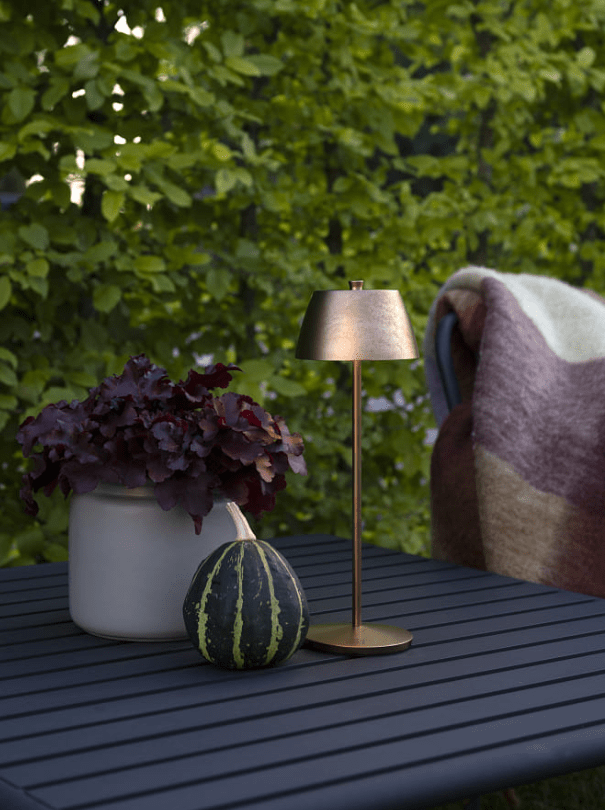 Èze 32cm Matt kobber bærbar Fra Konstsmide - Lampen er utstyrt med en berøringsdimmer slik at du kan justere lysstyrken og fargetemperaturen fra varmt gult lys til varmt hvitt lys.