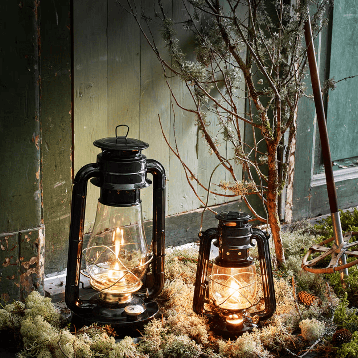 Storm Lantern big Svart Fra Strömshaga - En parafinlampe i klassisk design som blir en fin interi&oslash;rdetalj og gir en vakker gl&oslash;d b&aring;de ute og inne.