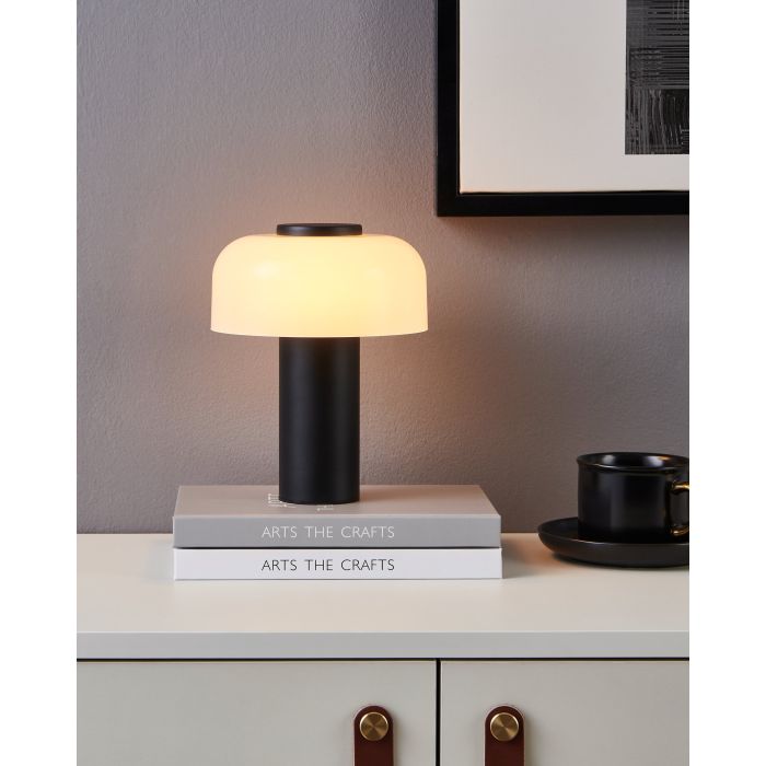Ponente 20cm Hvit bærbar Fra Eglo - Ponente er en bærbar bordlampe med moderne design og smart funksjonalitet.