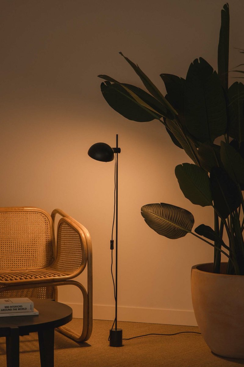 Matilda Svart gulvlampe Fra Faro Barcelona - Matilda er en svart gulvlampe i et stilig, geometrisk design som passer inn i alle typer interi&oslash;r.