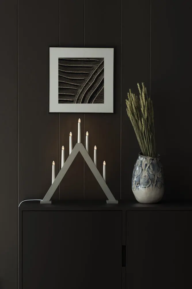 Candelabra 7 Lights Grå Fra Konstsmide - Den klassiske pyramideformen er kombinert med et minimalistisk design, noe som gj&oslash;r den til en perfekt interi&oslash;rdetalj i b&aring;de tradisjonelle og moderne hjem.