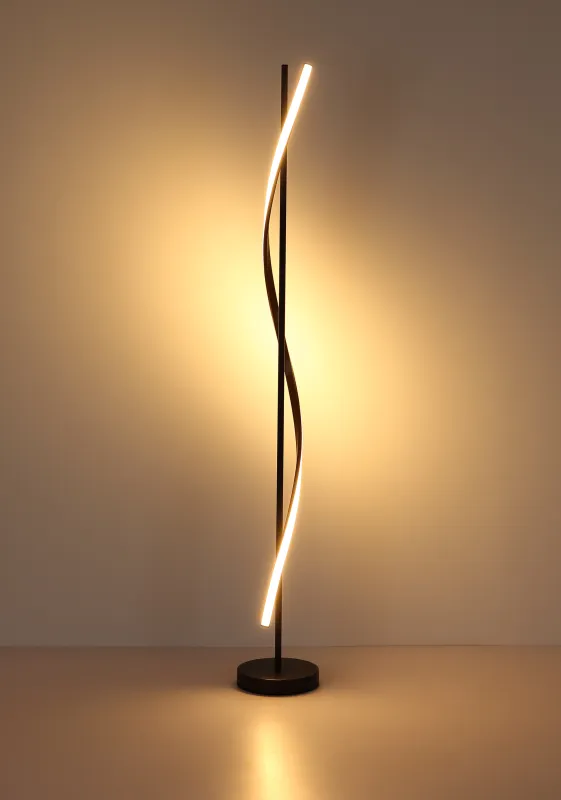 Watkins Svart gulvlampe Fra Globo Lighting - Den mattsvarta metallstommen omsluts av en stilren, rak st&aring;ng med en integrerad LED-list som sprider ett mjukt och j&auml;mnt ljus.