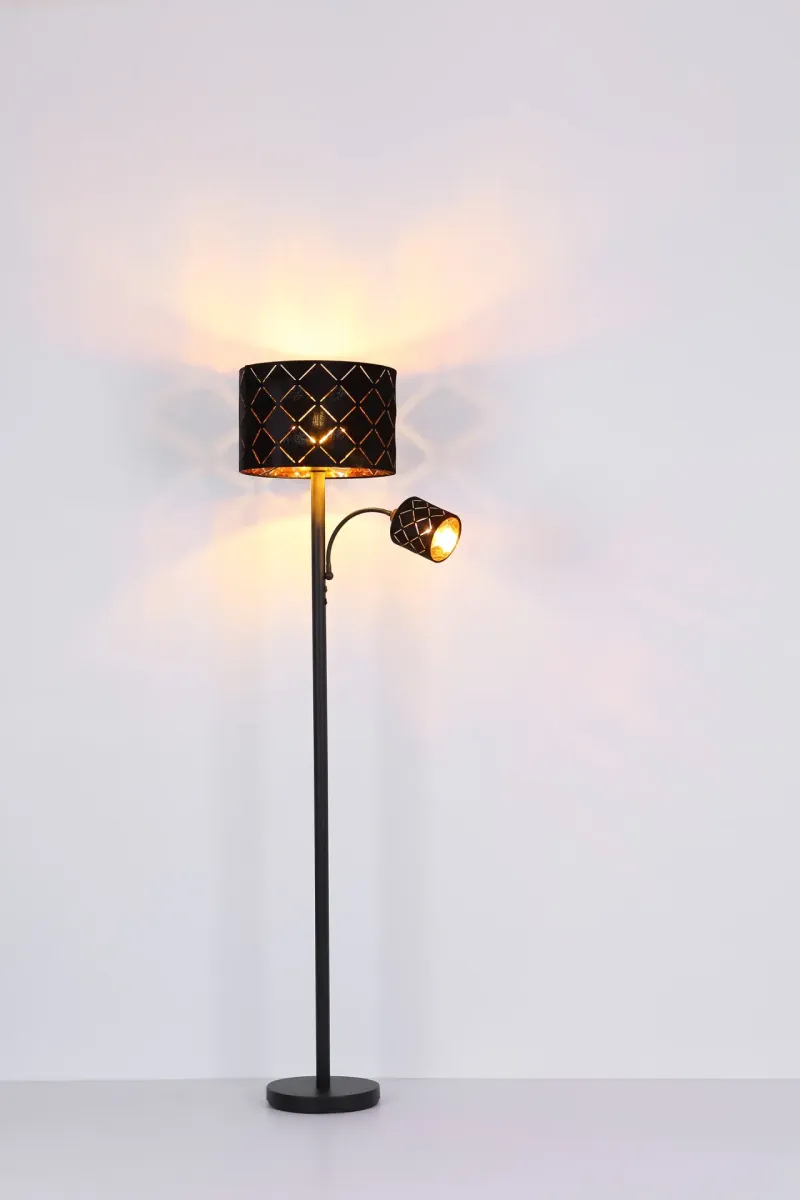 Sunna Svart gulvlampe Fra Globo Lighting - Den runda stommen i h&ouml;gkvalitativ svart metall ger stabilitet och tidl&ouml;s charm, medan den svarta lampsk&auml;rmen i sammet med dekorativa utsk&auml;rningar tillf&ouml;r en lyxig k&auml;nsla och skapar ett fascinerande ljusspel.