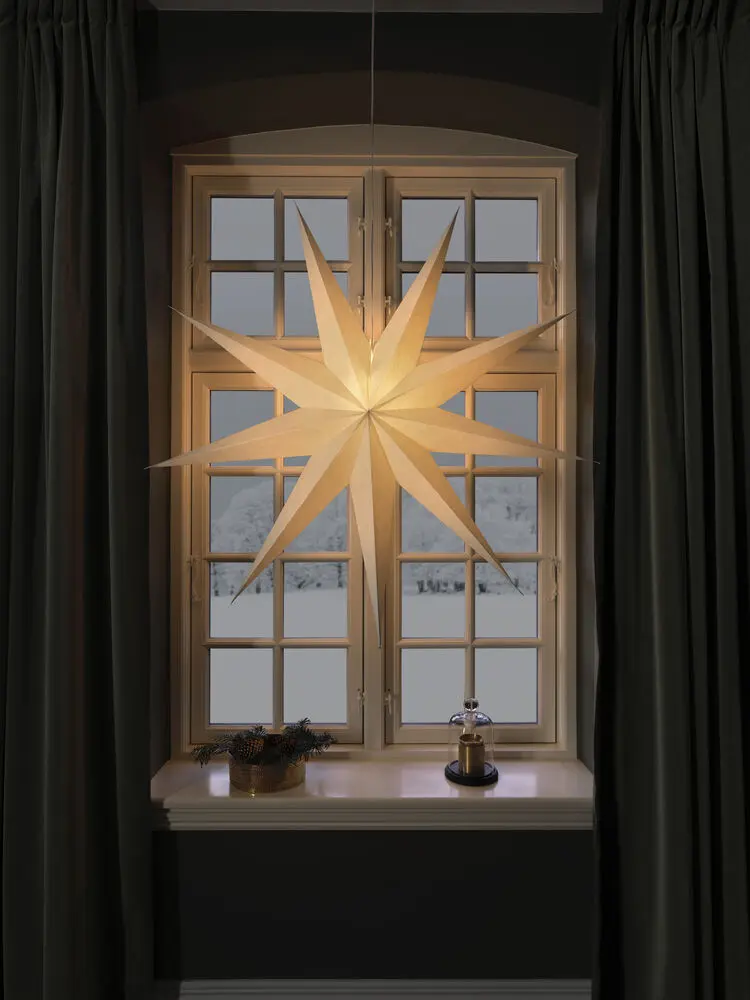 Papirstjerne Ø115 Hvit Fra Konstsmide - Perfekt &aring; henge i vinduet eller mot en vakker vegg &ndash; en tidl&oslash;s dekorasjon som forgyller hvert rom med enkel eleganse.