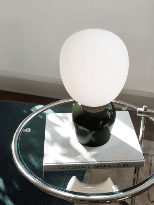 Buddy 34cm Grønn bordlampe Fra Belid - Med sin jevne gl&oslash;d og sofistikerte design blir Buddy en naturlig del av hjemmet, en f&oslash;lgesvenn som sprer lys og karakter i generasjoner fremover.