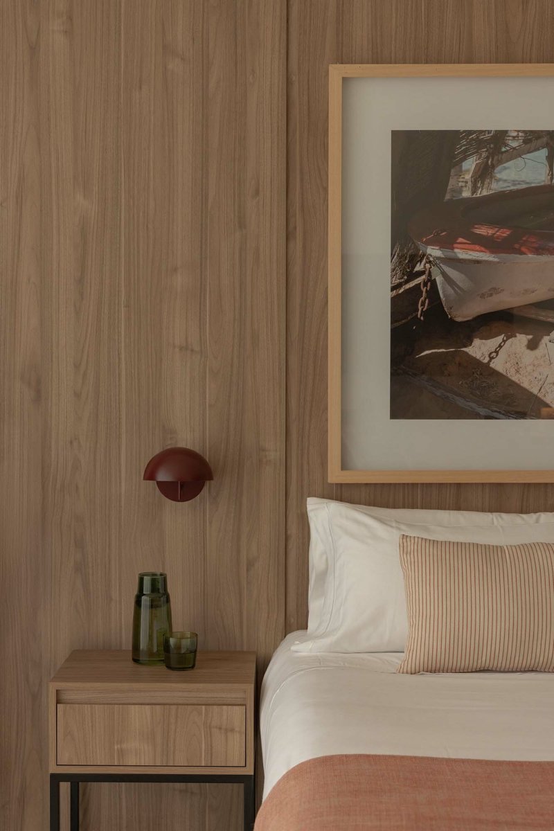 Matilda Ø17 Burgunder leselampe Fra Faro Barcelona - Den roterbare skjermen og h&oslash;ydejusteringen gj&oslash;r den allsidig og fleksibel &ndash; perfekt for b&aring;de stemningsbelysning og funksjonell belysning.