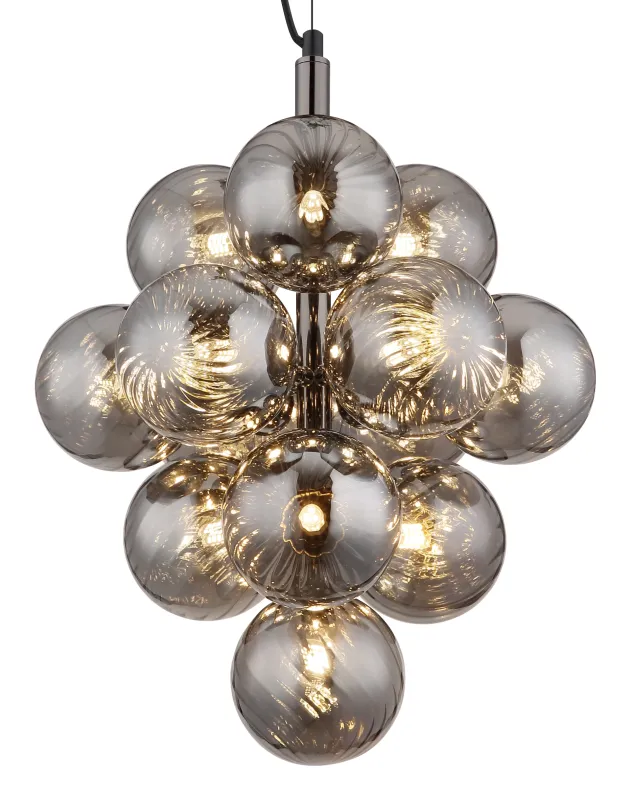 Conor Ø40 Røykfarget Taklampe Fra Globo Lighting - Den har 13st dekorativa r&ouml;kf&auml;rgade glaskupor som alla omfamnar en ljusk&auml;lla vilket skapar en fin och harmonisk ljusspridning i rummet.