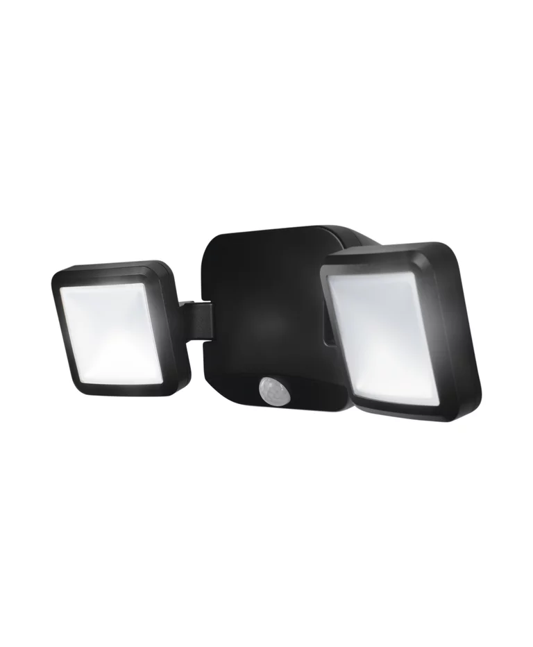 Battery LED Spotlight Sensor Svart utendørslampe Fra Osram - Med en n&oslash;ytral hvit lysfarge p&aring; 4000K og tv&aring; justerbare lyskilder gir bred og effektiv belysning.