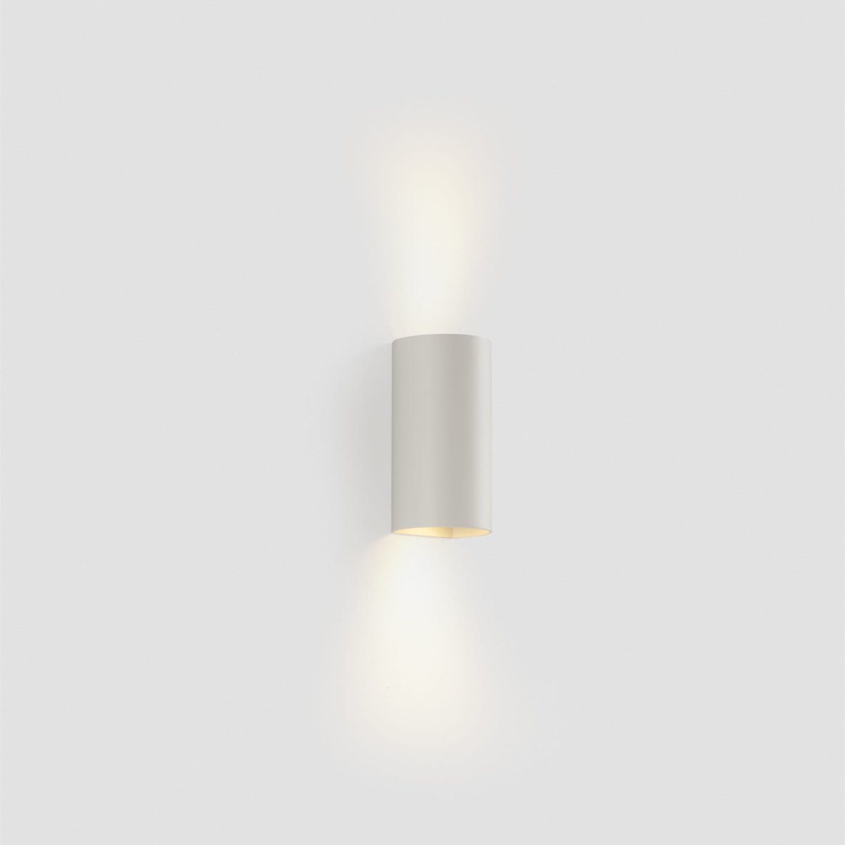 Sole 15cm Hvit vegglampe Fra Faro Barcelona - Den er tilgjengelig i to st&oslash;rrelser og kan lyse i &eacute;n eller to retninger, noe som gj&oslash;r den ideell for ganger og mindre rom.