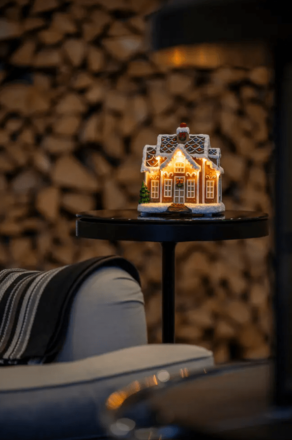 Pepperkakehus LED 17cm Brun Fra Konstsmide - Drives av 3 AA-batterier (ikke inkludert) eller med medf&oslash;lgende USB-kabel p&aring; 180 cm.