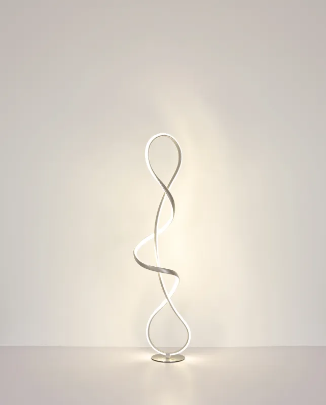 Swirl Nikkel gulvlampe Fra Globo Lighting - Med en kompakt storlek och en kraftfull LED-teknik p&aring; 2260 lumen och 4000K ger den klar och behaglig belysning.