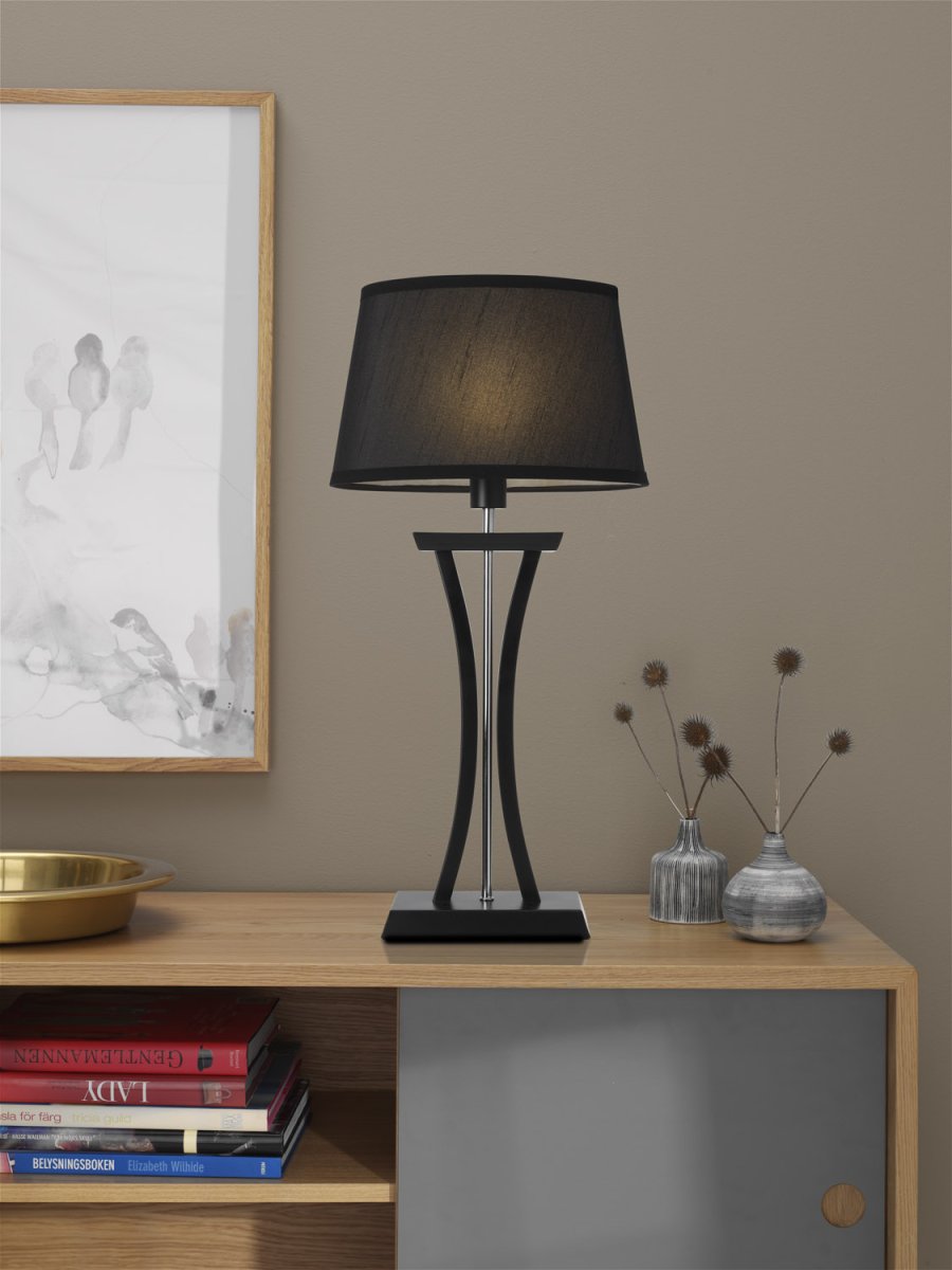 New Chelsea 60cm Svart bordlampe Fra Cottex - Ny Chelsea XL bordlampe i sort tre&auml; med kromdetaljer og en elegant oval skjerm som gir en myk og behagelig belysning.