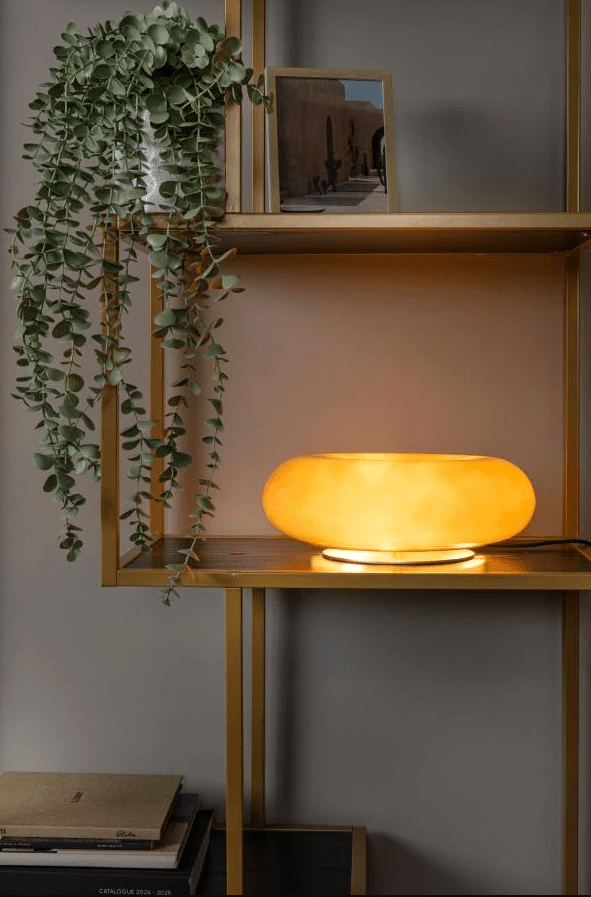 Sentino 10cm Taupe bordlampe Fra Lucide - Denne unike bordlampen kombinerer et blankt lakkert glasshus i smultringform med en elegant metallbase – et stiluttrykk som både tiltrekker seg oppmerksomhet og løfter helhetsinntrykket i rommet.