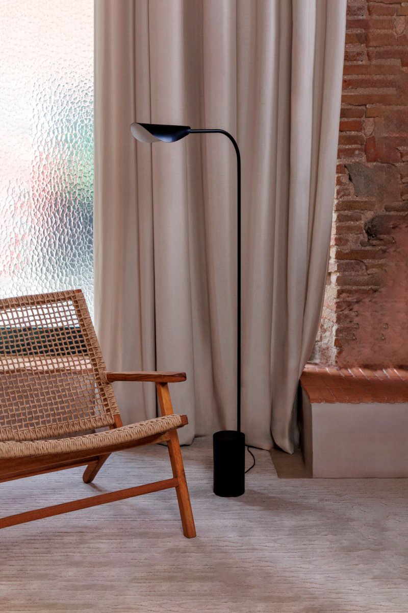 Liggera Svart gulvlampe Fra Faro Barcelona - Liggera er en gulvlampe med et enkelt, line&aelig;rt design inspirert av tradisjonell japansk minimalisme.