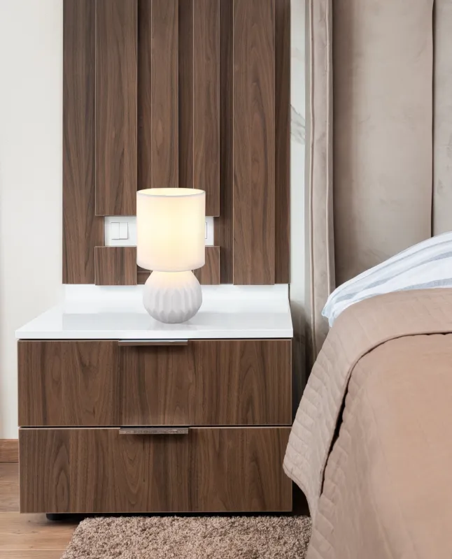 Sylas 23cm Hvit bordlampe Fra Globo Lighting - Den rundade keramiska basen i elegant vitt och den matchande cylindriska textilsk&auml;rmen skapar en harmonisk och modern estetik.