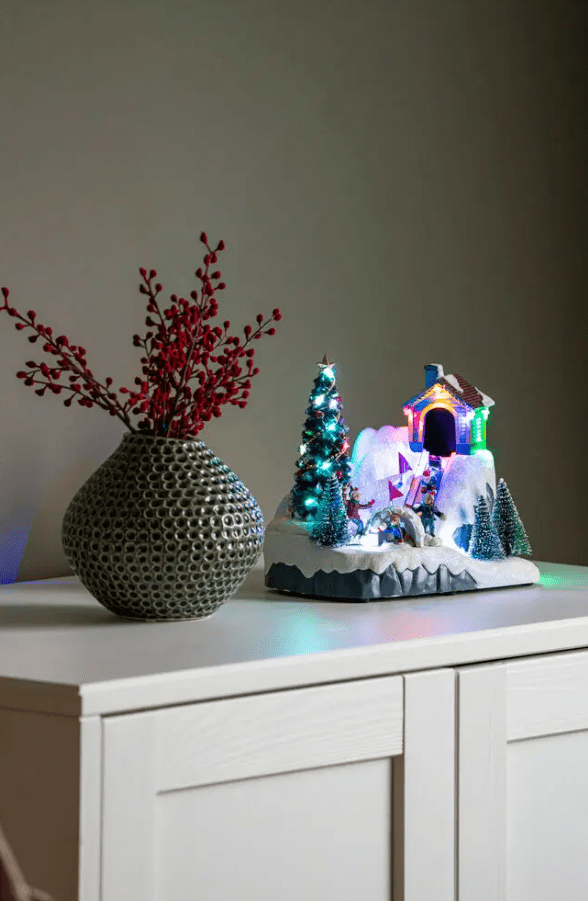 Vinterlandskap LED 18cm Flerfarget Fra Konstsmide - Plasser for eksempel p&aring; en byr&aring; i gangen eller i vinduet i stuen.