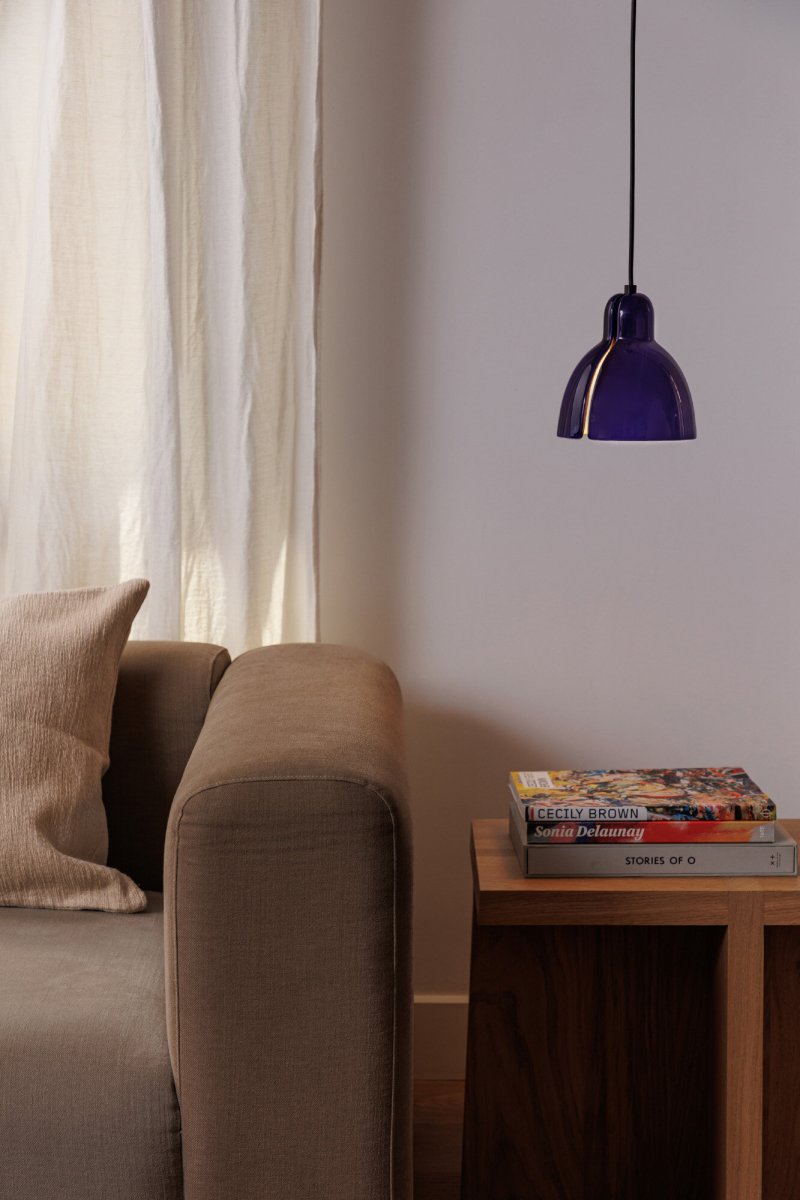 Venice Ø16 Blå Taklampe Fra Faro Barcelona - Den bl&aring; keramiske skjermen er h&aring;ndlaget i et verksted i Barcelona og passer perfekt i lampeholderen &ndash; enkel &aring; montere selv!