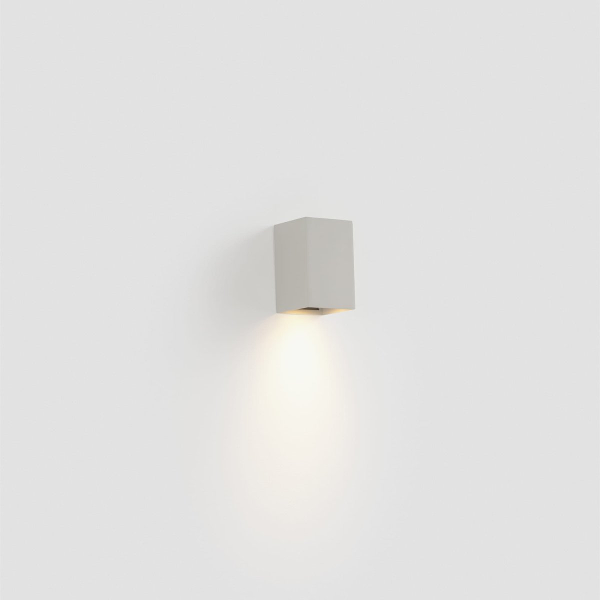 Lune 10cm Hvit vegglampe Fra Faro Barcelona - Lune er en firkantet vegglampe med en matt hvit overflate som passer perfekt i ganger, korridorer og andre passasjer.