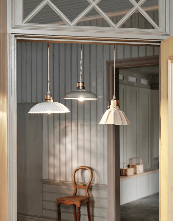 Margareta Ø18 Beige vinduslampe Fra Strömshaga - Skyggen har en marmorert finish som er malt for hånd, noe som gjør at ujevnheter og forskjeller kan oppstå.