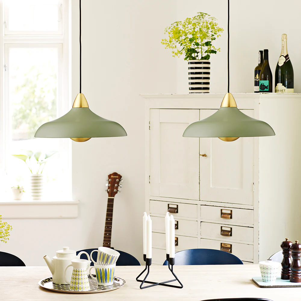 Urban Wide Ø36 Olivengrønn Taklampe Fra Superliving - Perfekt for å gi hjemmet ditt et moderne preg med elementer av tidløs eleganse.