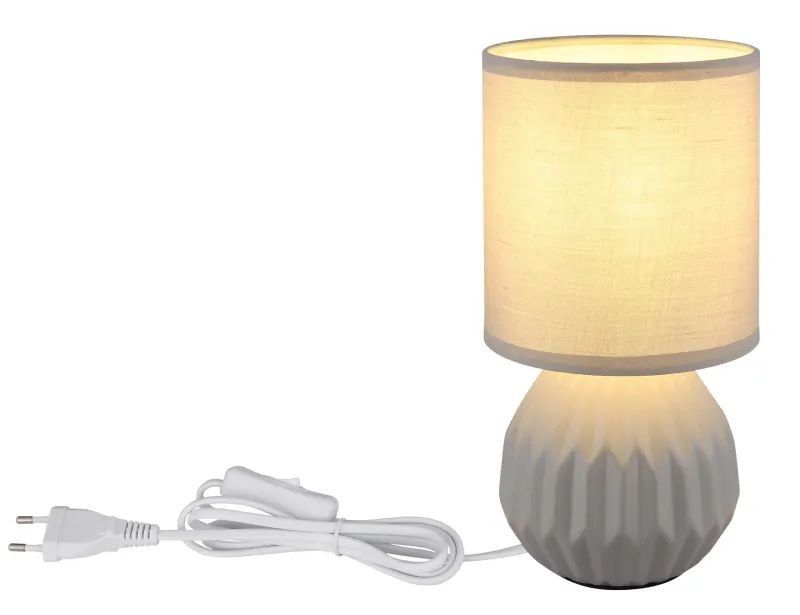 Sylas 23cm Grå bordlampe Fra Globo Lighting - Den rundade keramiska basen i elegant gr&aring;tt och den matchande cylindriska textilsk&auml;rmen skapar en harmonisk och modern estetik.