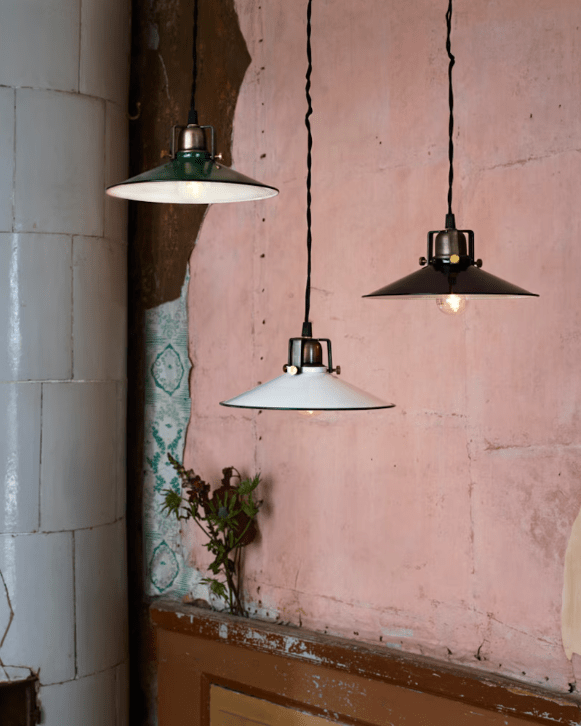 Skomakerlampe Herbert Ø23 Grønn vinduslampe Fra Strömshaga - Denne taklampen går aldri ut av tiden og er enkel å plassere i hjemmet ditt hvor; den passer inn i de fleste rom som kjøkken, hall og stue.