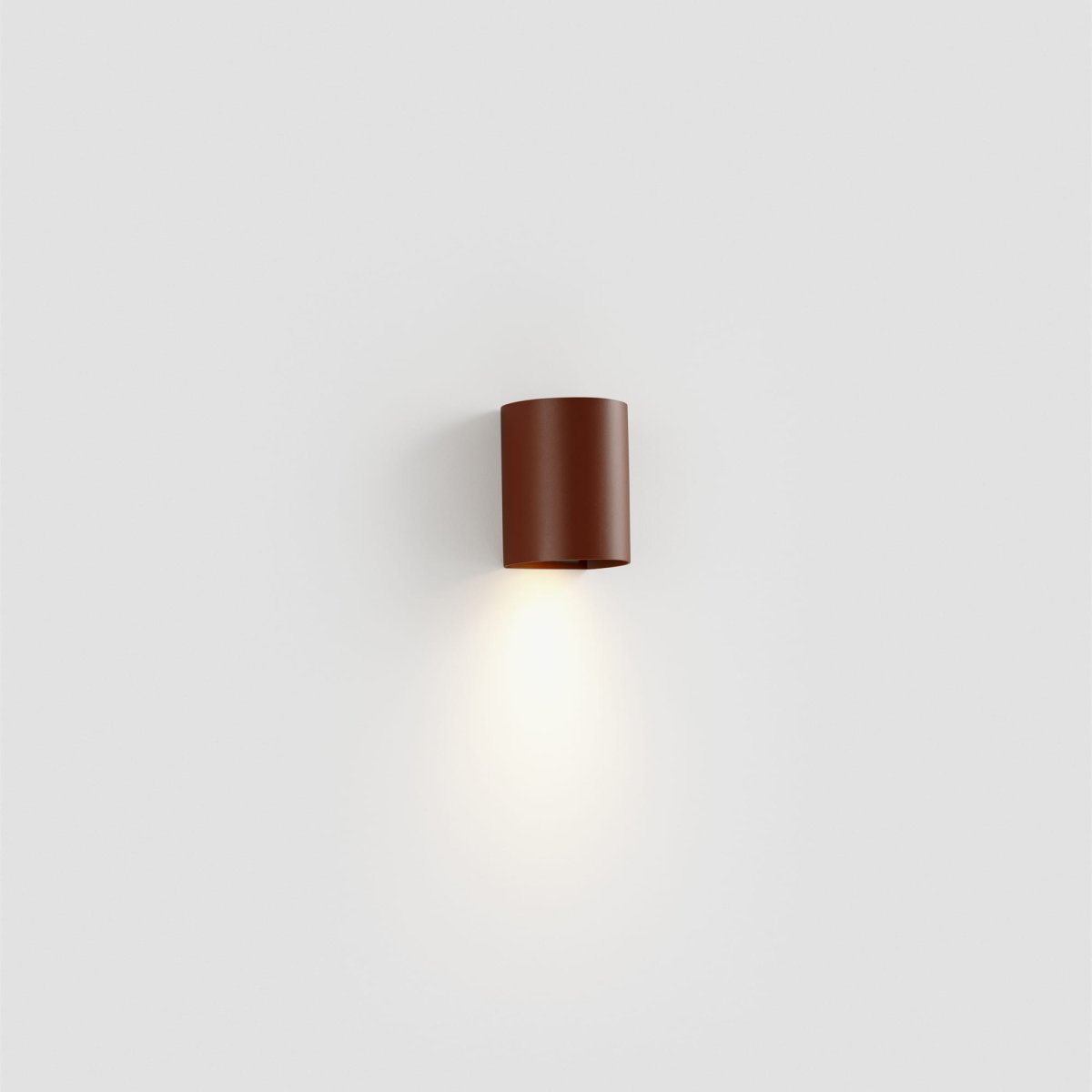 Sole 10cm Terrakotta vegglampe Fra Faro Barcelona - Finnes i to st&oslash;rrelser og kan gi lys i &eacute;n eller to retninger, noe som gj&oslash;r den ideell for ganger, trapper og mindre rom.