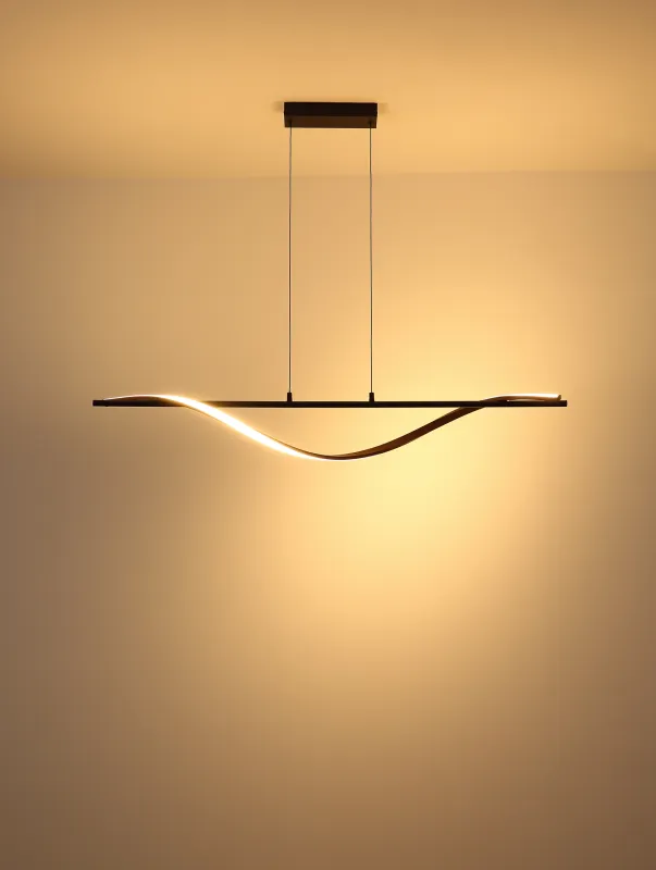 Watkins 115cm Svart Taklampe Fra Globo Lighting - Den raka st&aring;ngen i mattsvart metall utstr&aring;lar enkel elegans, medan aluminium med m&ouml;rk tr&auml;look och den opalf&auml;rgade plastsk&auml;rmen skapar en harmonisk kontrast.