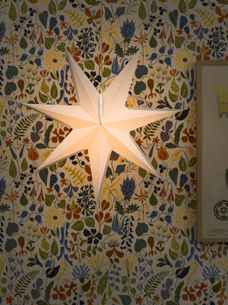 Papirstjerne Ø60 Hvit Fra Konstsmide - Perfekt &aring; henge i vinduet eller mot en vakker vegg &ndash; en tidl&oslash;s dekorasjon som forgyller hvert rom med enkel eleganse.