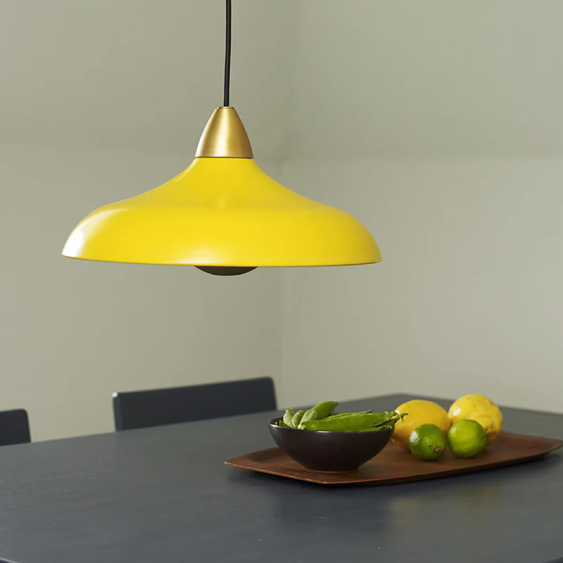 Urban Wide Ø36 Gul Taklampe Fra Superliving - Forbedre hjemmet ditt med den moderne Urban Wide pendellampen, en stilig kombinasjon av matt gul finish og elegante messingdetaljer.
