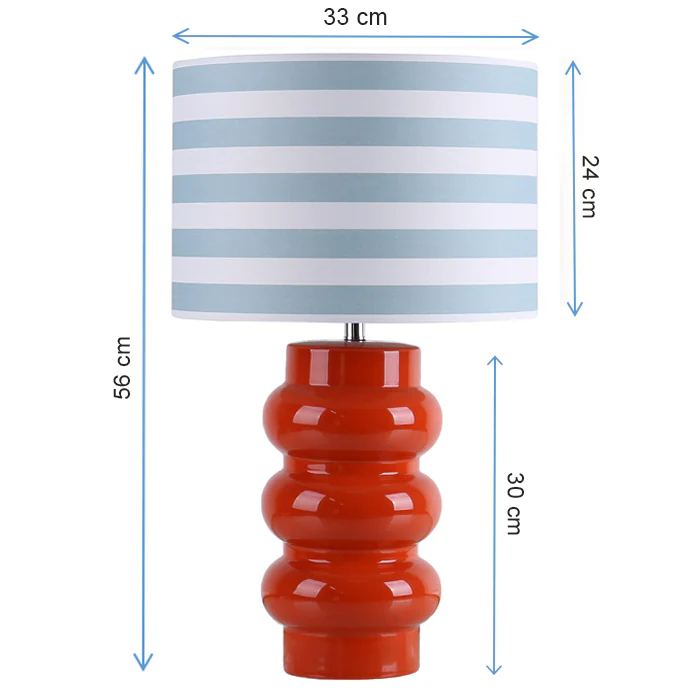 Lyon 56cm Oransje bordlampe Fra Superliving - Med en rikt utformet oransje keramisk base og en stripete nyanse i bl&aring;tt og hvitt, kombinerer Lyon moderne stil med en retro-inspirert f&oslash;lelse.