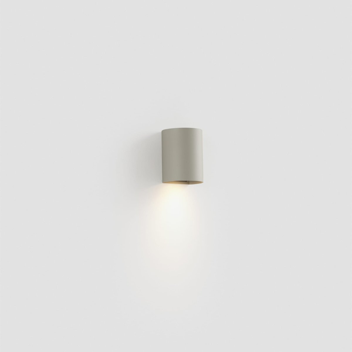 Sole 10cm Grå vegglampe Fra Faro Barcelona - Den er tilgjengelig i to st&oslash;rrelser og kan gi lys i &eacute;n eller to retninger, noe som gj&oslash;r den ideell for ganger, trapper og mindre rom.