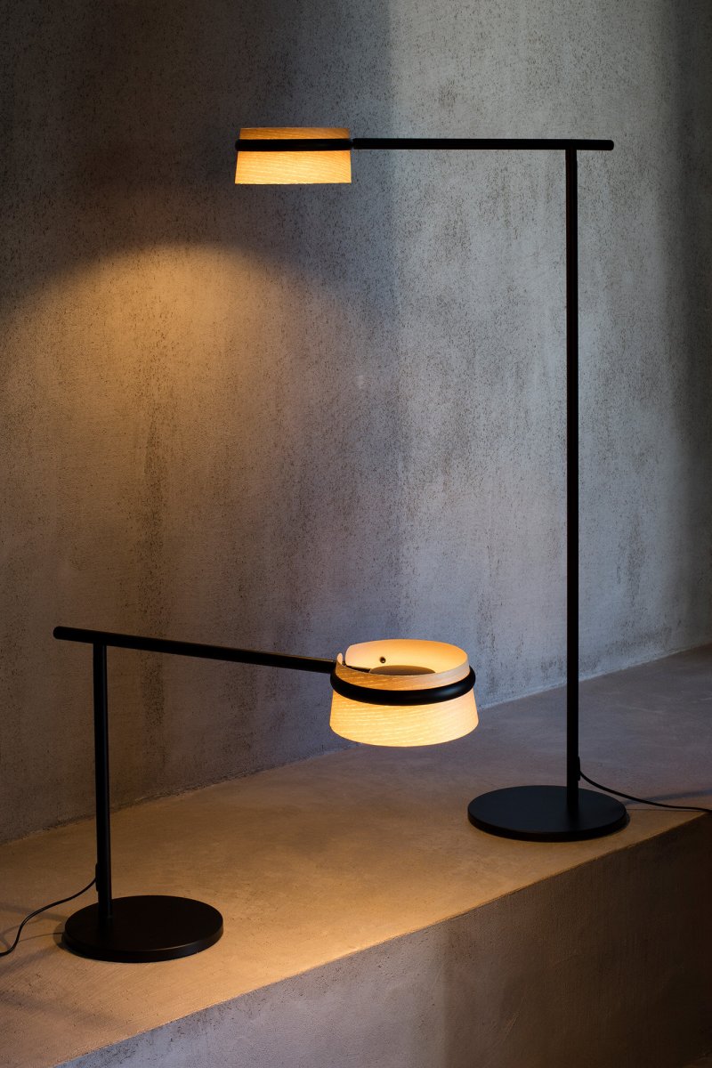Loop 65cm Tre skrivebordslampe Fra Faro Barcelona - Loop LED kombinerer funksjon, naturlige materialer og tidl&oslash;s form p&aring; en harmonisk m&aring;te.