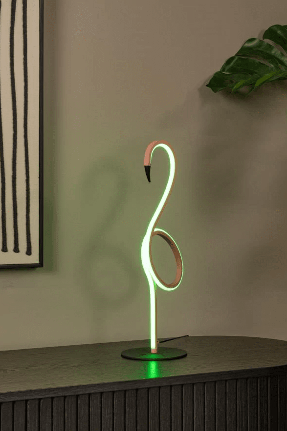 Flamingo 50cm Rosa bordlampe Fra Lucide - Denne moderne bordlampen kombinerer stil og funksjonalitet med en integrert dimbar LED-lyskilde og RGB-fargebelysning.