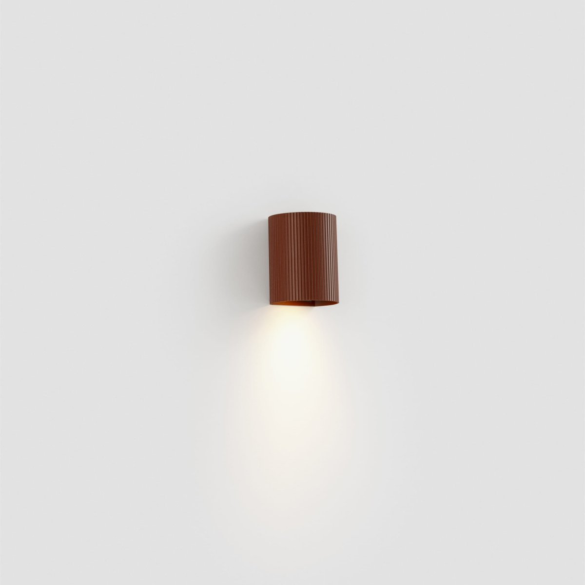 Sole 10cm Terrakotta riflet vegglampe Fra Faro Barcelona - Den er tilgjengelig i to st&oslash;rrelser og kan avgi lys i &eacute;n eller to retninger &ndash; perfekt for ganger, trappeoppganger og mindre rom.