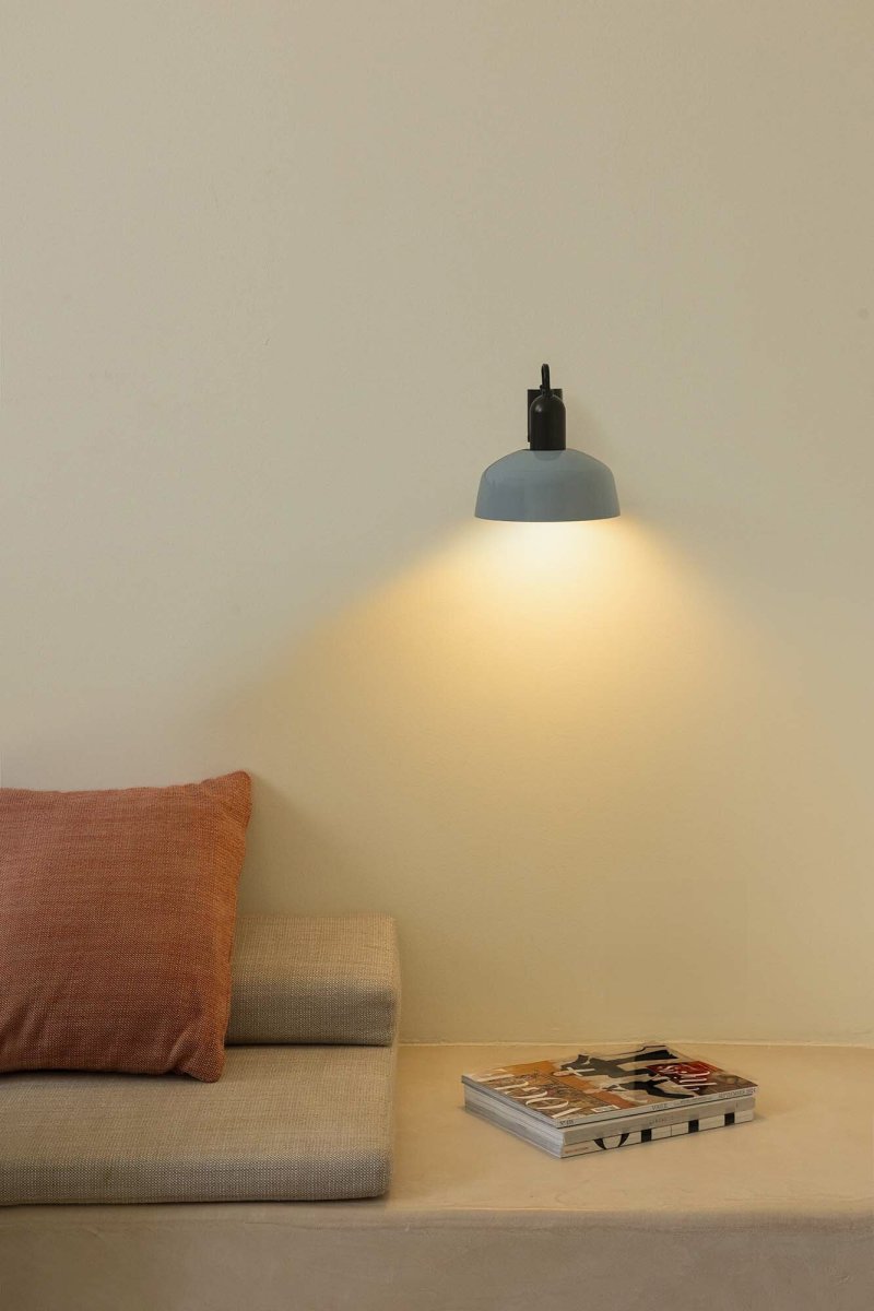 Tatawin Ø18 Gråblå vegglampe Fra Faro Barcelona - Tatawin er en vegglampe med svart struktur og en gr&aring; metallskjerm som gir et fokusert lys.