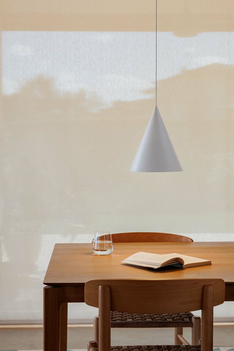 Lina Ø24 Hvit Taklampe Fra Faro Barcelona - Det stilige designet passer perfekt i milj&oslash;er der du &oslash;nsker sofistikert, men diskret belysning &ndash; ideelt over bord, kj&oslash;kken eller i moderne loungemilj&oslash;er.